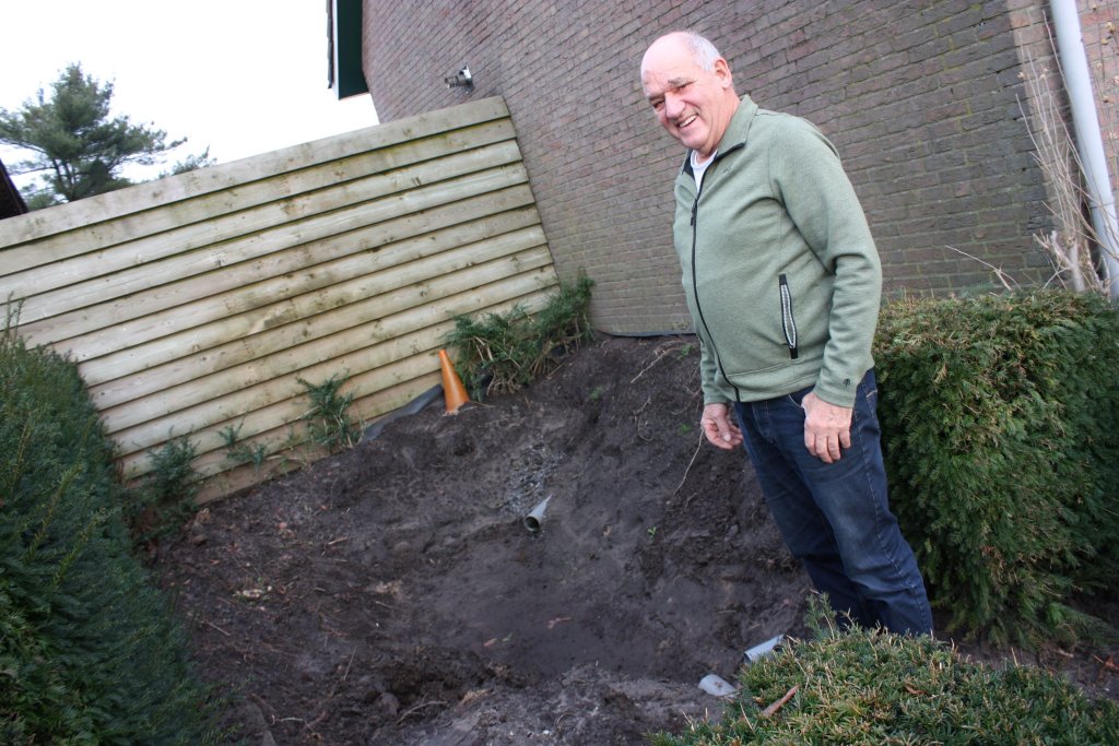 Theu Briels bij de wadi naast zijn huis. De afwerking volgt zodra het een tijdje droog is