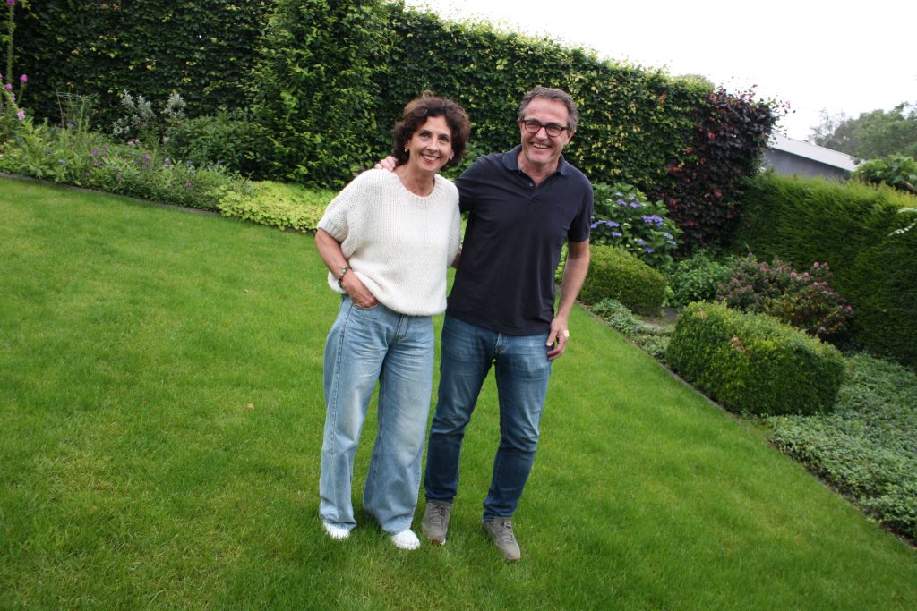 Marly en George Brands in hun tuin, die groeit en bloeit dankzij het afkoppelen van het hemelwater. 