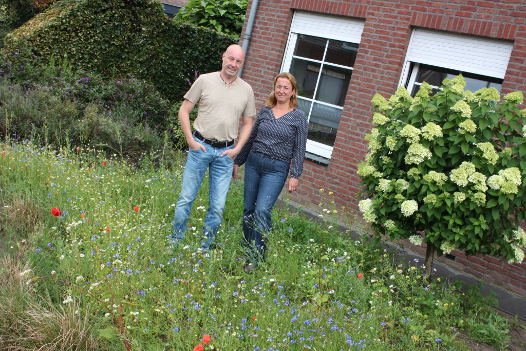 Miranda en Bart genieten van een fleurige voortuin, mede dankzij het afkoppelen van de hemelwaterafvoer.