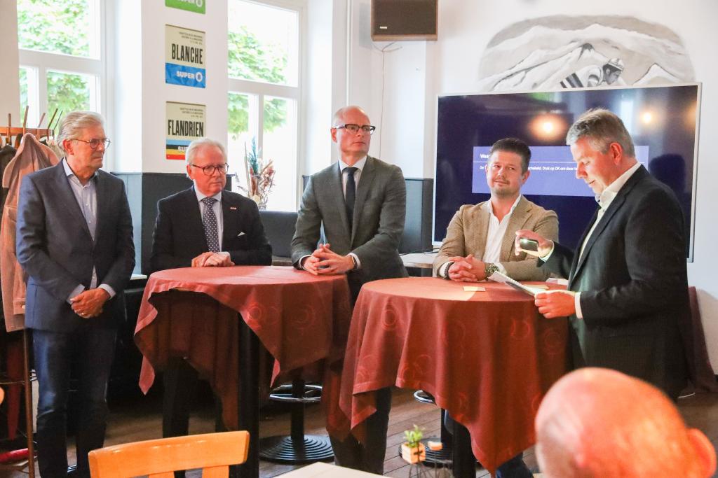 V.l.n.r.: oud-wethouders Frank Voss, Hans Houtman, Hubert Mackus en Rick van Meel blikken met gemeentesecretaris Johan Bakens terug op acht jaar Buitengebied in Balans.