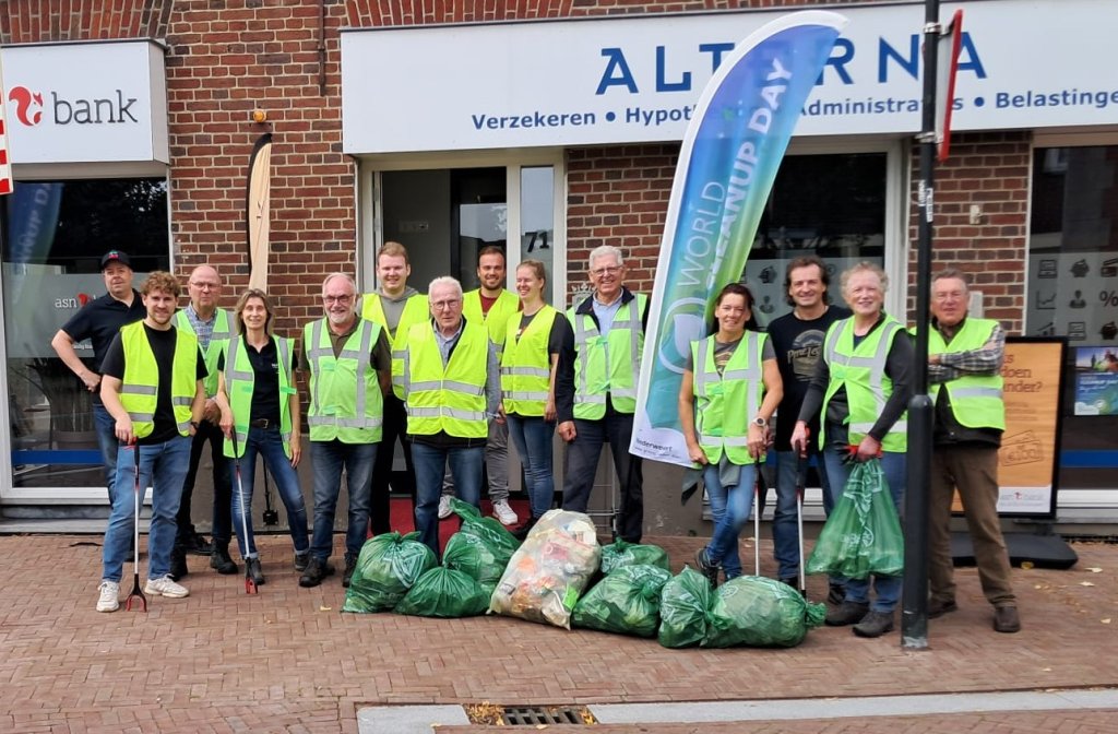 Een aantal deelnemers met de opbrengst van het verzamelde zwerfafval. Foto: Alterna Financiële Diensten