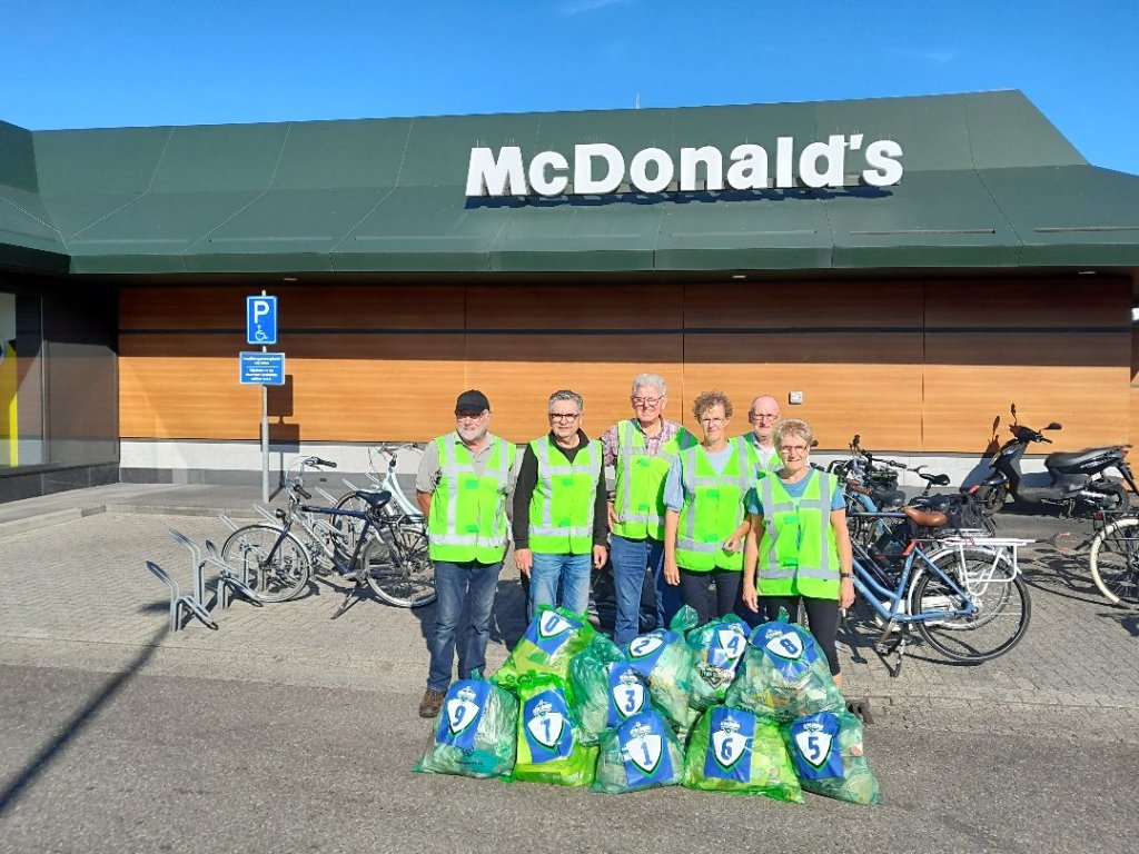 Team Schoon Nederweert bij McDonald’s met de zakken vol opgehaald zwerfafval. 