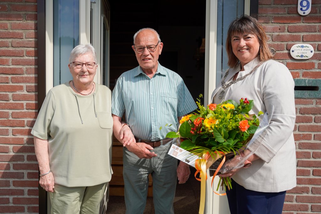 Het diamanten paar samen met burgemeester Op de Laak