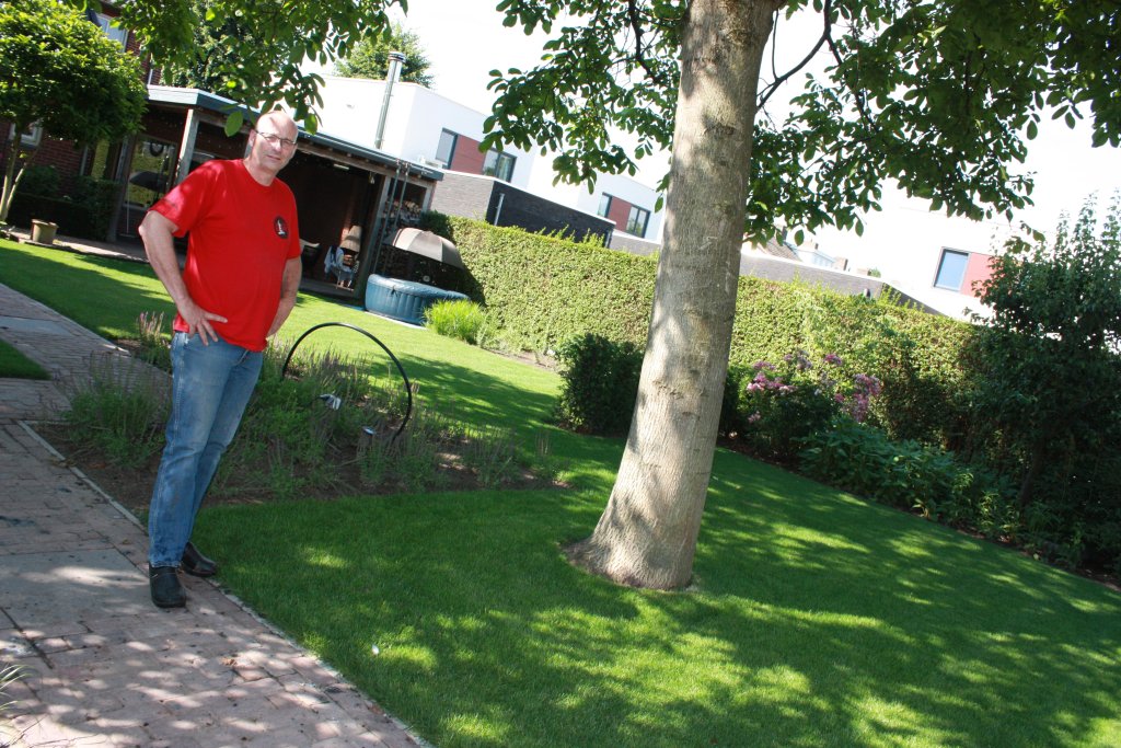 Joseph Jonkers bij zijn groene paradijs. Van de drainagebuizen is niets meer te zien