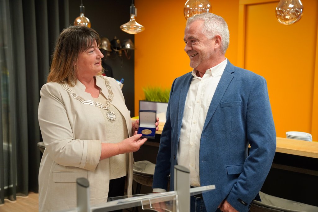 Sjors Uuldriks ontvangt uit handen van burgemeester Birgit Op de Laak de bronzen legpenning van het Carnegie Heldenfonds.