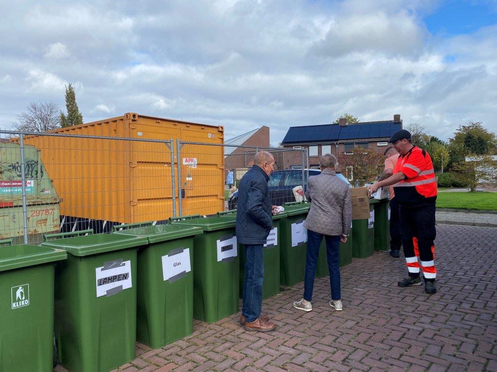 Bewoners uit Ospel brengen het restafval naar het mobiele inleverpunt.