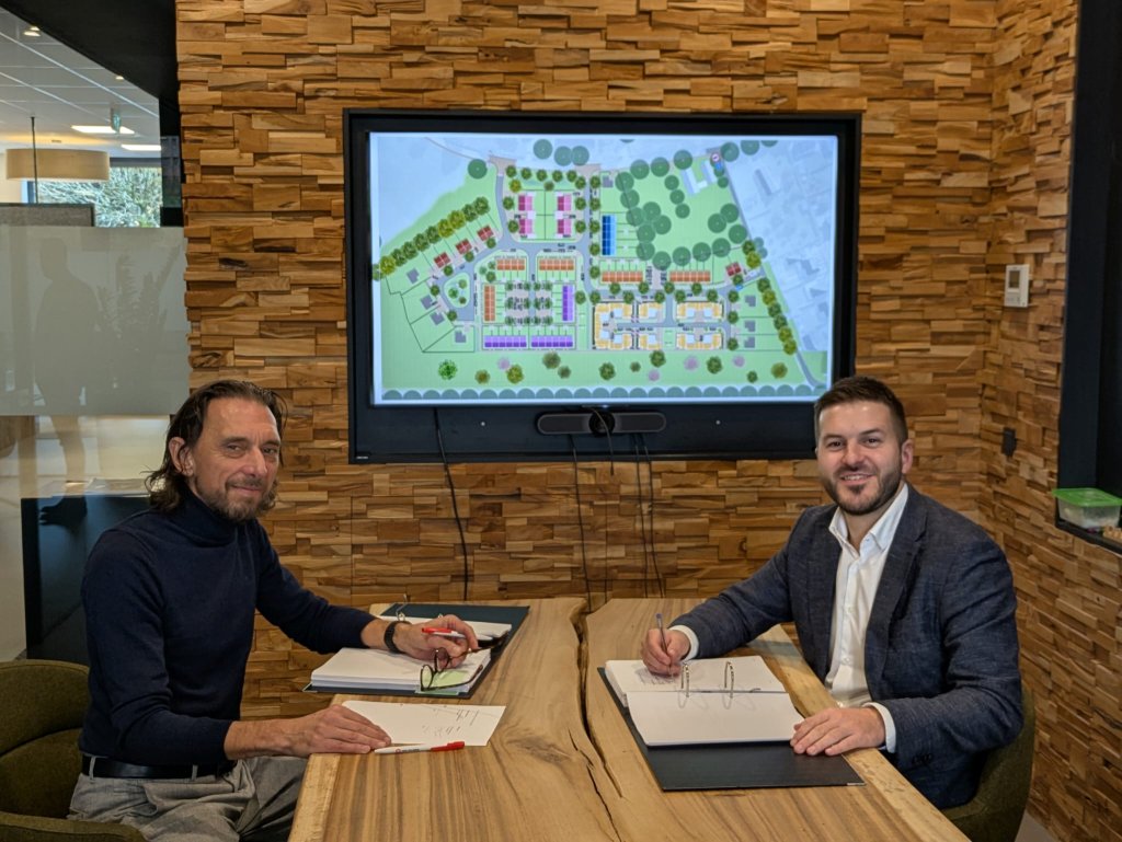 Directeur Herman Boer en wethouder Boris Meessen ondertekenen de overeenkomst