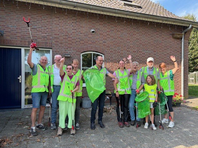 In Ospeldijk gingen vrijwilligers en de bewoners van het Thomashuis samen op pad om zwerfafval op te ruimen. Foto: gemeente Nederweert