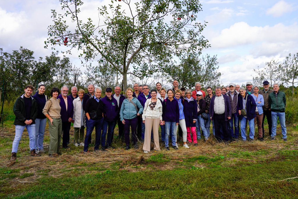 De vrijwilligers op bezoek bij de agro-ecologische boerderij AARDS in Ospel