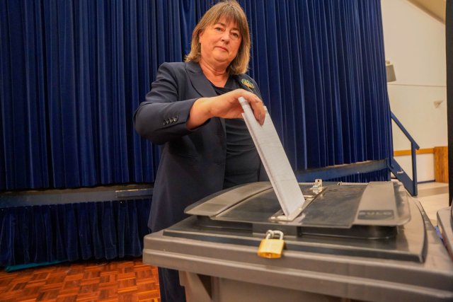 Burgemeester Op de Laak brengt haar stem uit