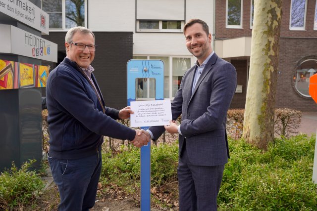 Symbolische overdracht door dhr. Thijssen namens Gries Hej Windfonds aan wethouder Franssen