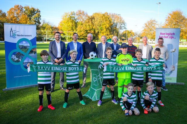 V.l.n.r.: wethouder Boris Meessen, wethouder Jorik Franssen, Guul Smeets (voorzitter Zuidenwind), Peter Koolen (voorzitter Eindse Boys), Piet Sanders (projectleider Aanpak Energiebesparen Verenigingsgebouwen bij Zuidenwind), Lambert Rietjens (Eindse Boys), Jan Snoek (secretaris Zuidenwind) en Bart Beerens (Beerens Elektrotechnmiek) samen met jeugdleden van Eindse Boys.