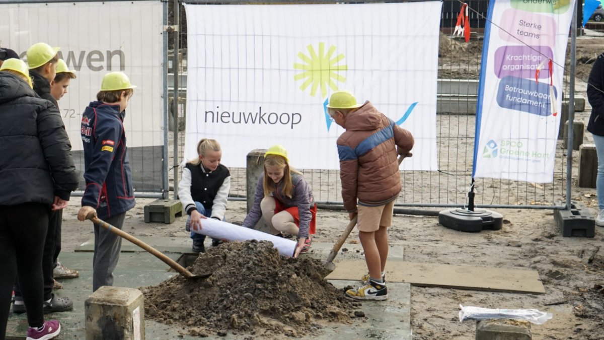 Kinderen slaan feestelijke eerste paal IKC De Sluis