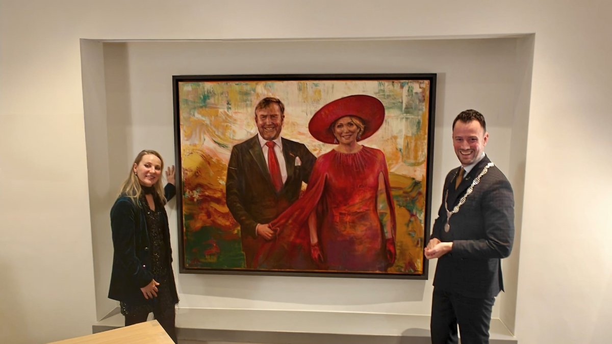 Nieuw schilderij koningspaar in raadszaal