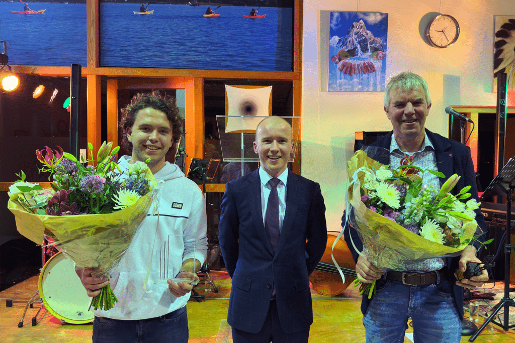 Jeugdvrijwilliger van het jaar Jochem Koeleman, wethouder Tom de Kleer en vrijwilliger van het jaar Marcel van Tol