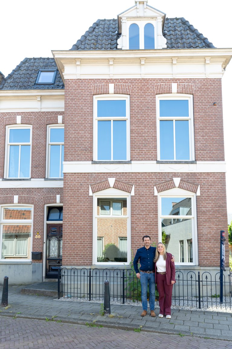 Mirjam en Xander poseren voor hun huis