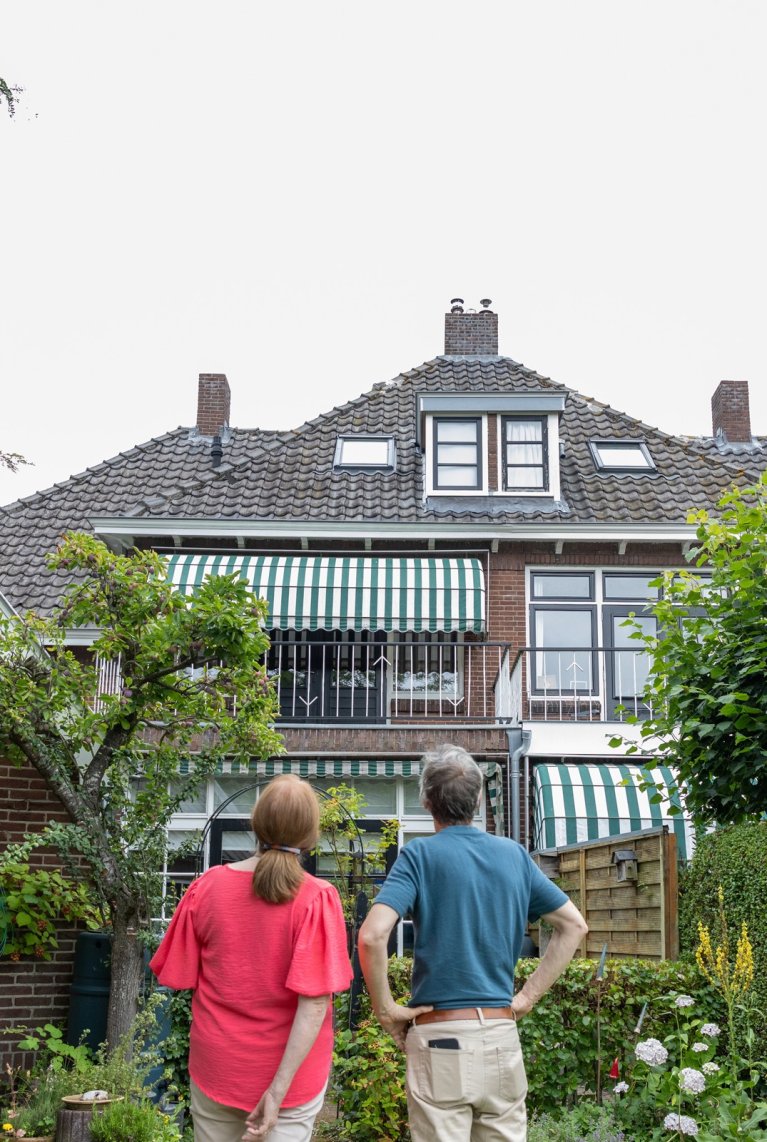 Bert en Jetty bij hun huis