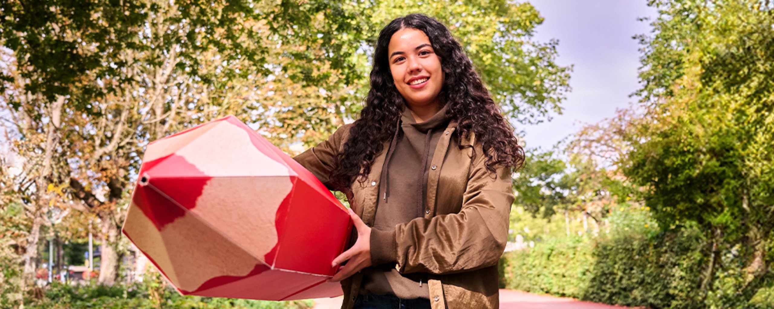 Meisje gaat stemmen met heel groot potlood