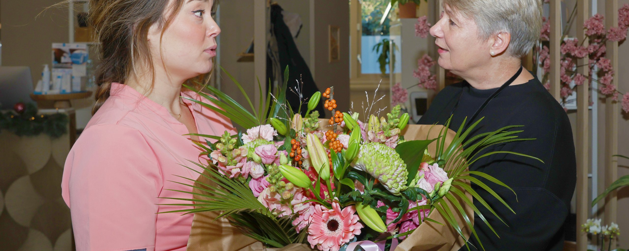 Wethouder Broekman reikt bloemen uit aan ondernemer Michelle Rellum