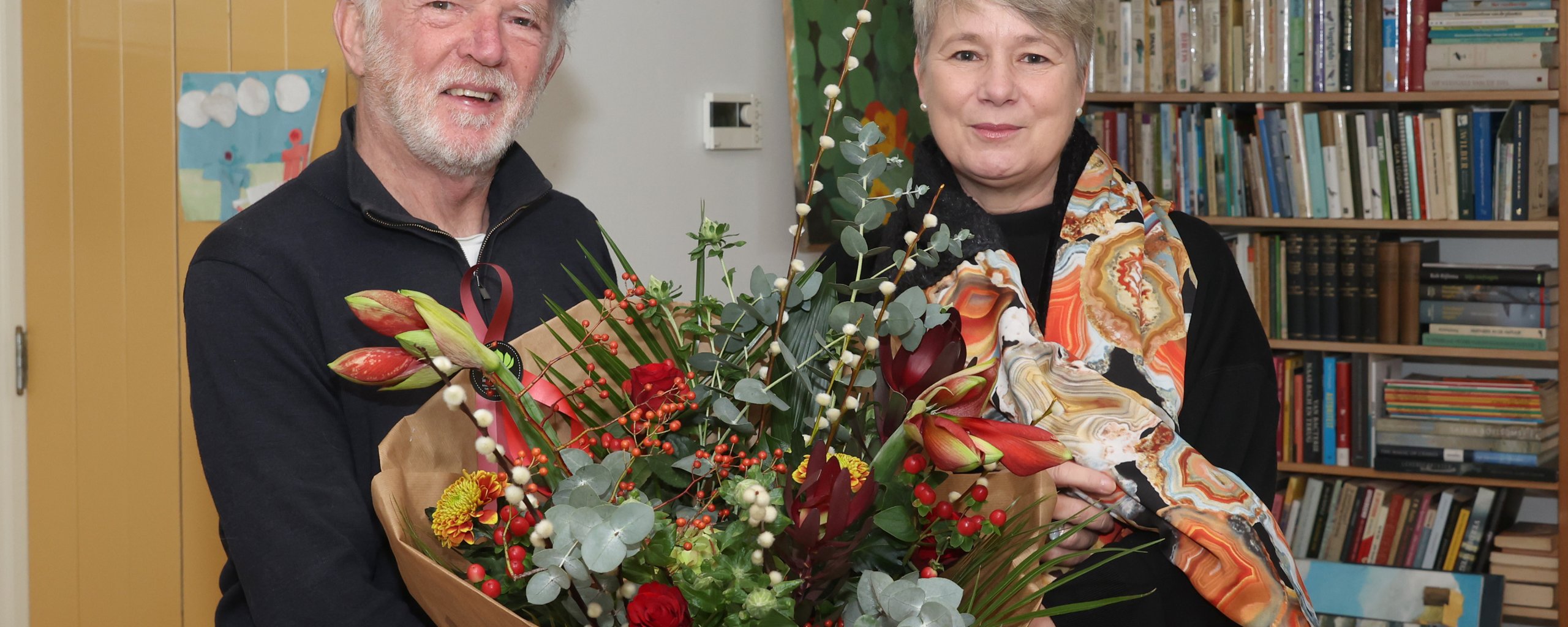 Wethouder Broekman reikt bloemen uit aan ondernemer Bram van de Klundert