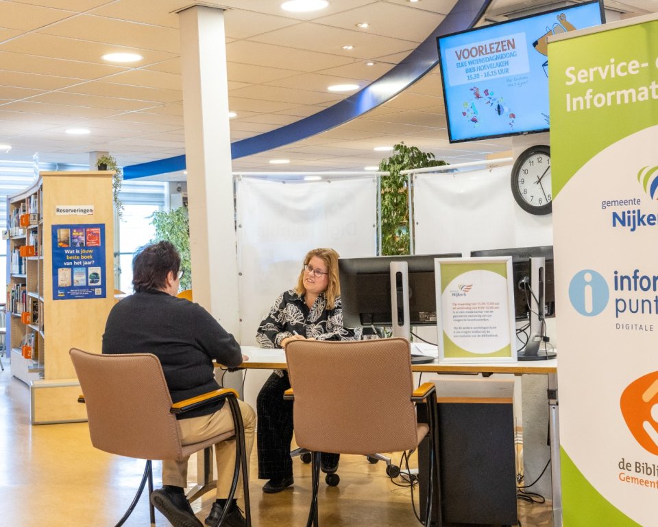 informatiepunt van gemeente nijkerk in bibliotheek hoevelaken