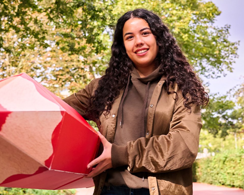 Meisje gaat stemmen met heel groot potlood