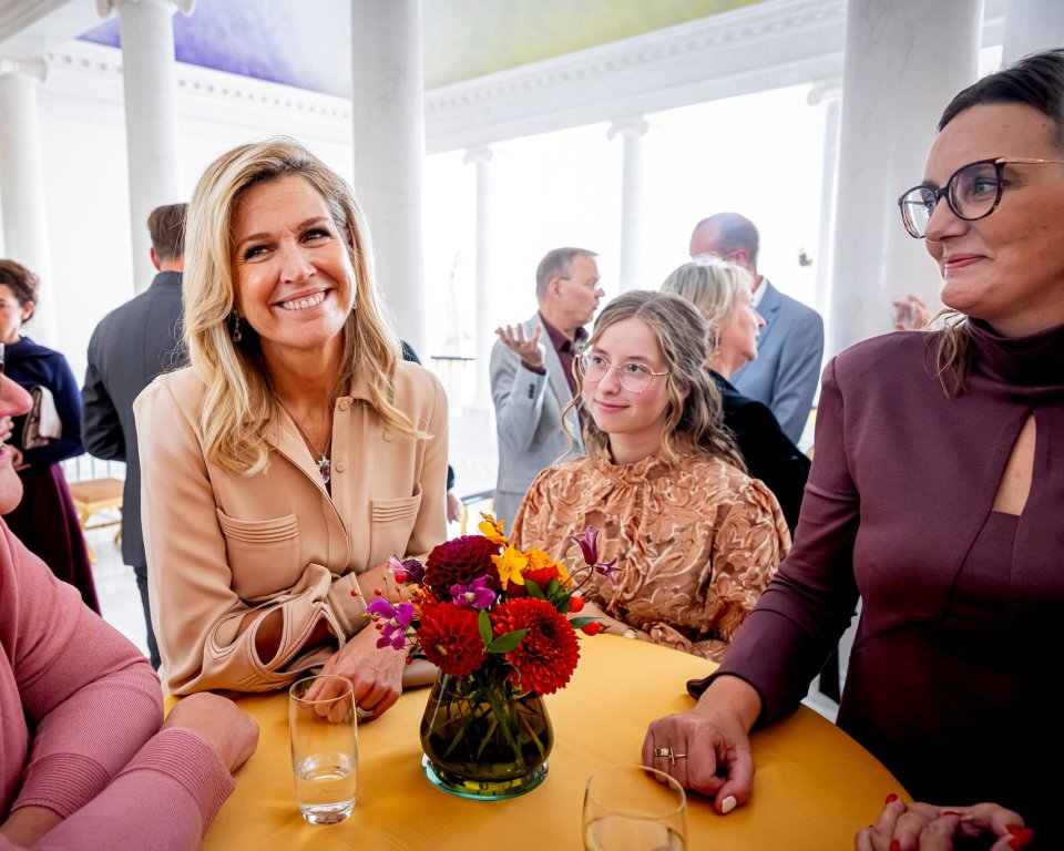 Foto van tafel waaraan koninging Maxima met Jolanda staat