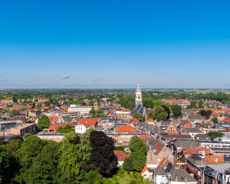 luchtfoto skyline van nijkerk met toren