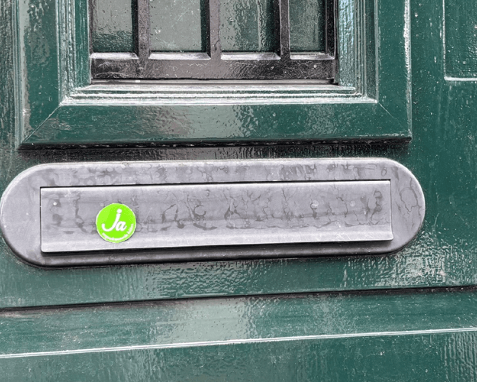 ja-sticker op een brievenbus