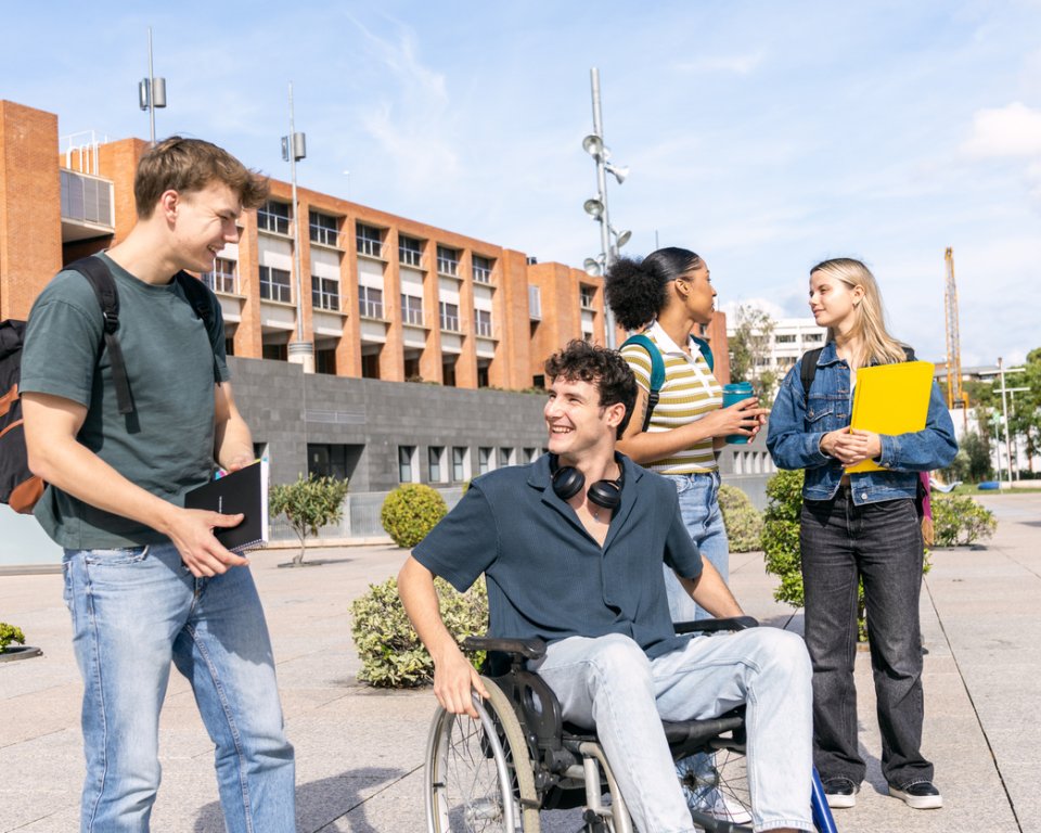 jongen in rolstoel in gesprek