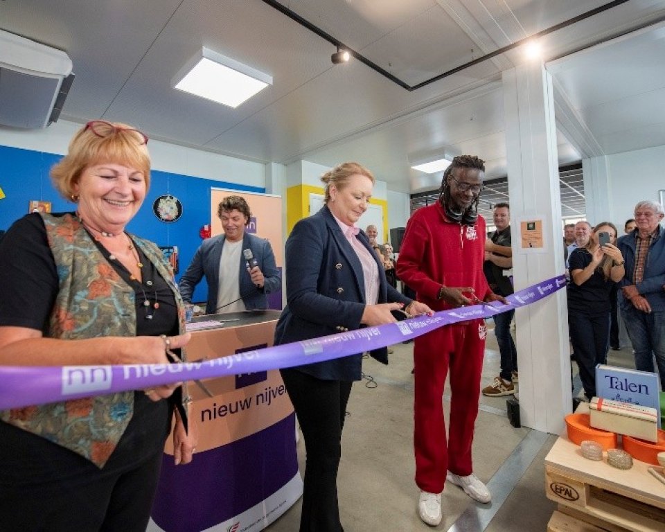 Wethouder Marleen van den Nieuwendijk opent Nieuw Nijver