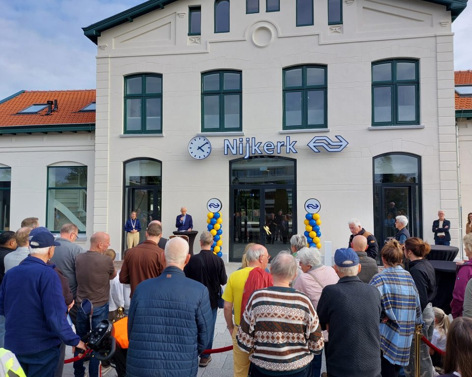 Opening van het nieuwe station.