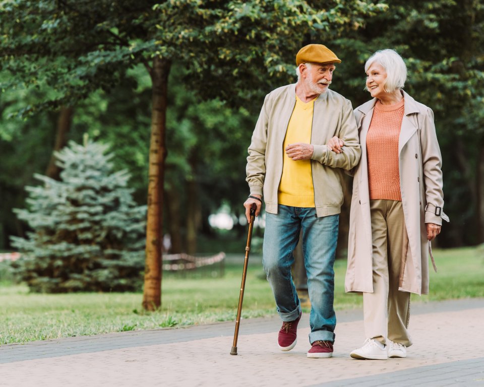 oudere man en vrouw wandelen samen