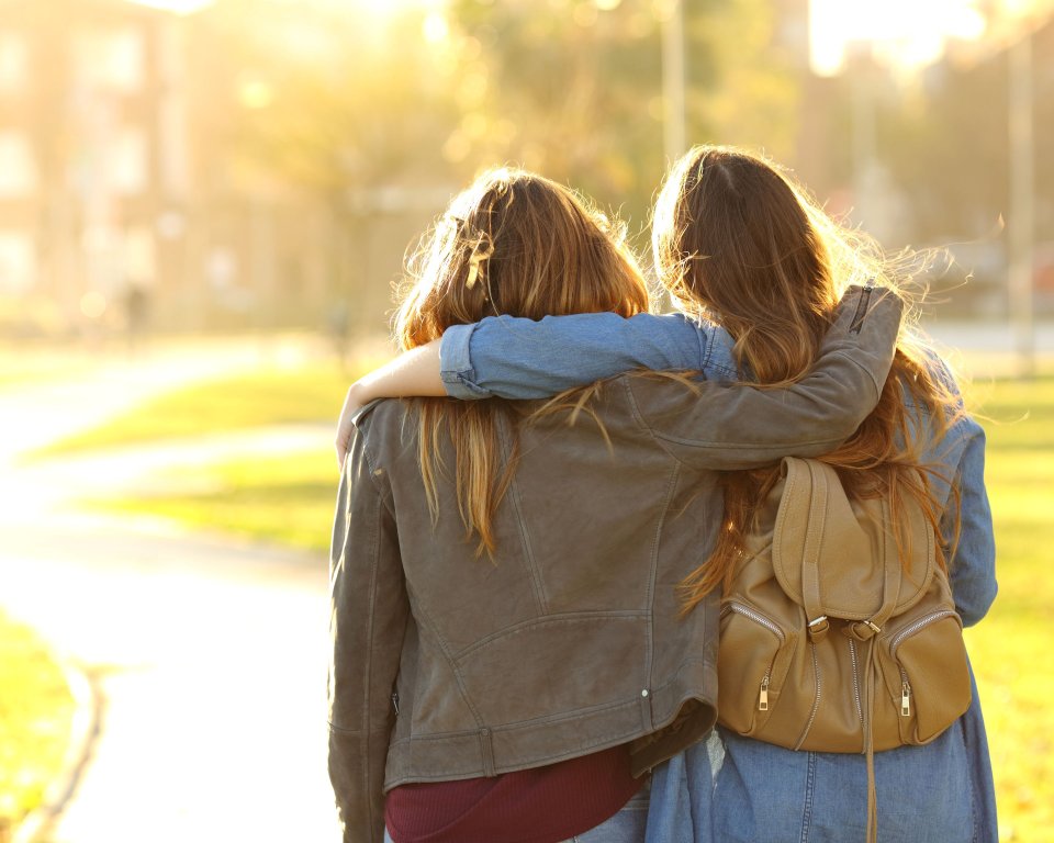 Twee vrouwen lopen gearmd