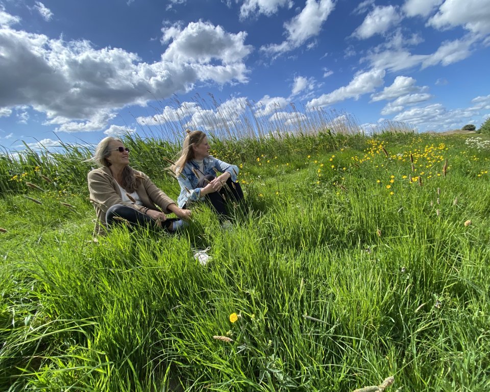 twee vrouwen zittend in het gras