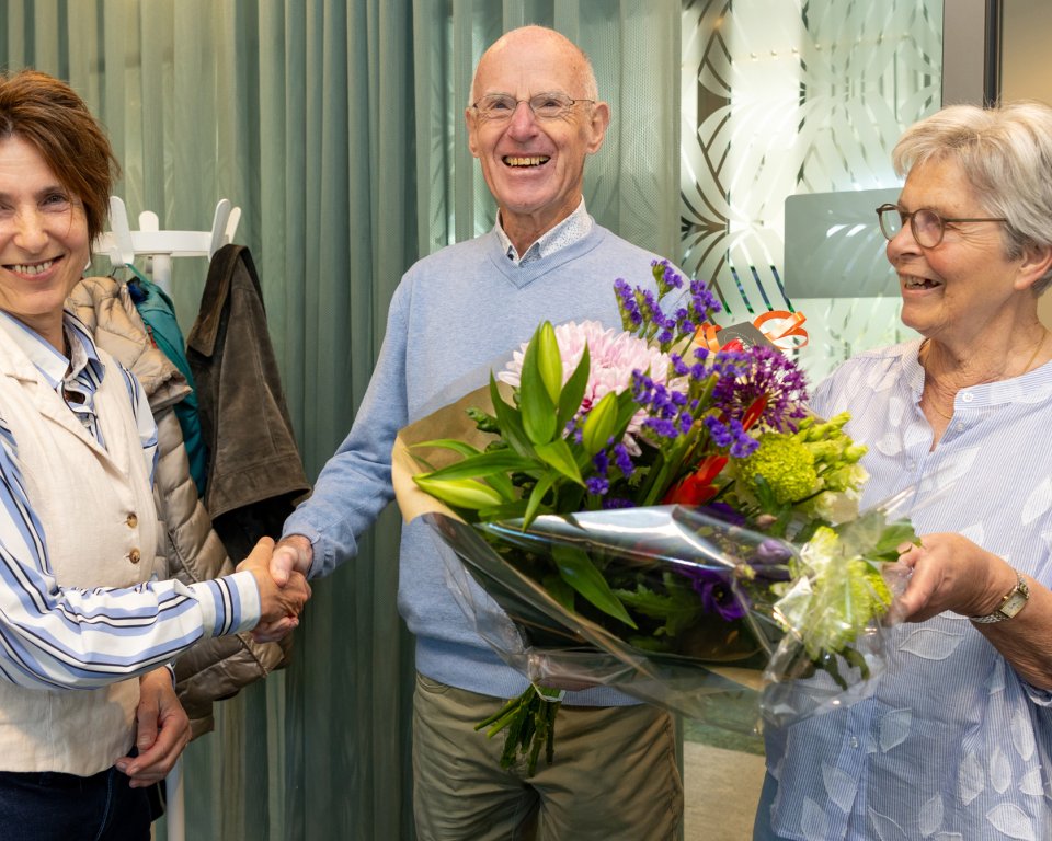 Wim Oudejans ontvangt bloemen