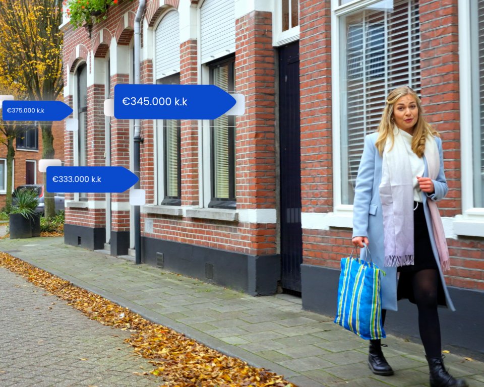 vrouw loopt op straat langs huizen en appartementen