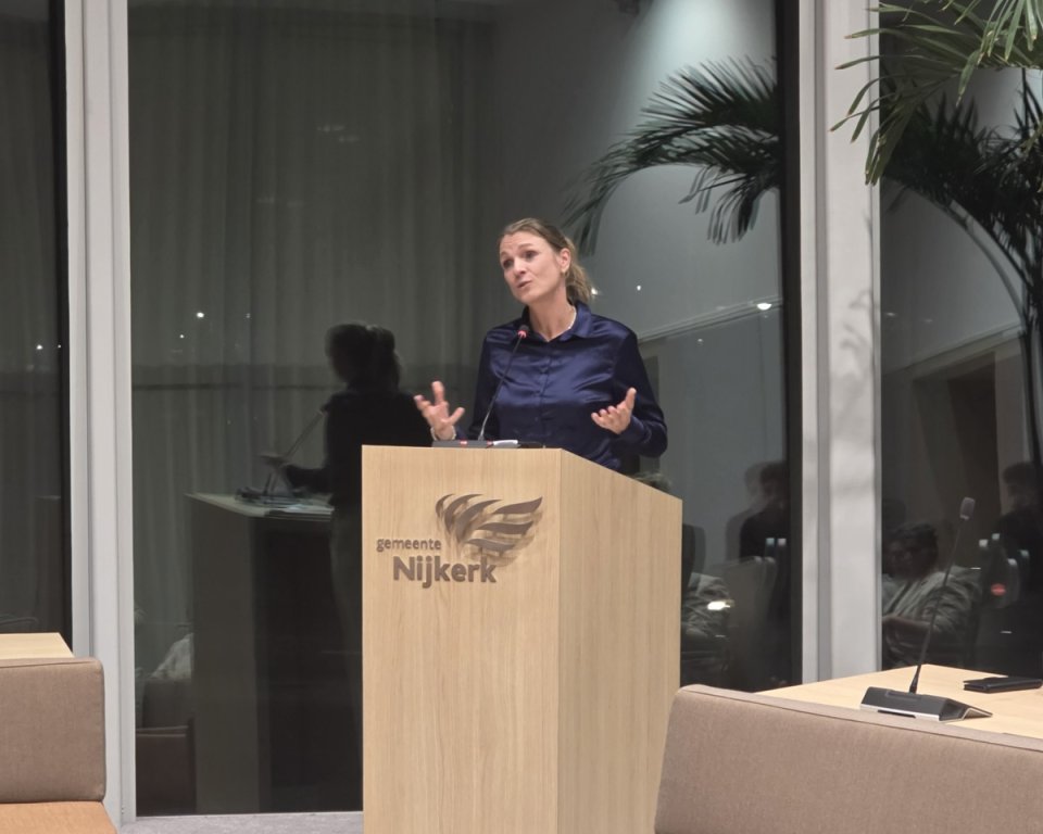 Burgemeester achter katheder