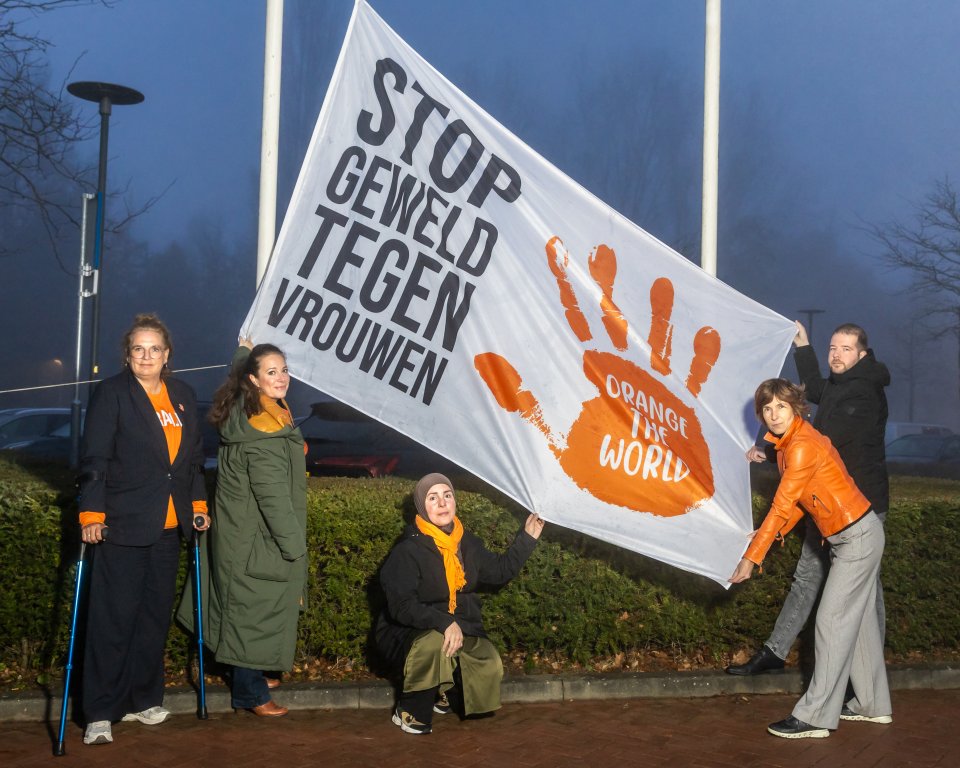 Orange the world vlag wordt gehesen bij de gemeente Nijkerk