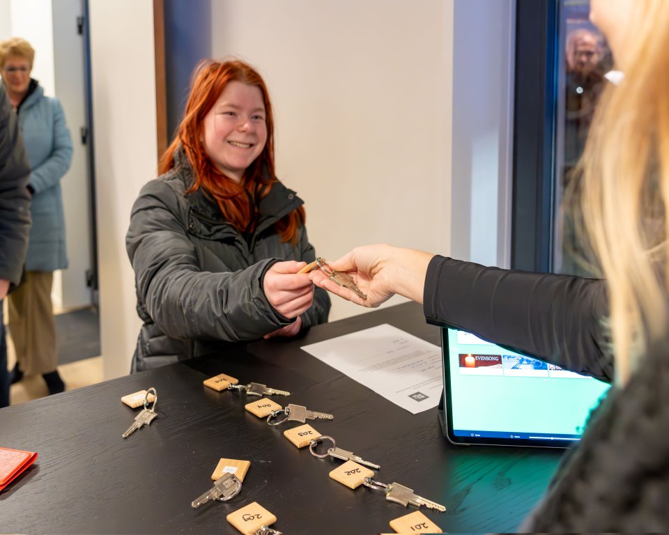 Eerste bewoner neemt sleutel huis in ontvangst