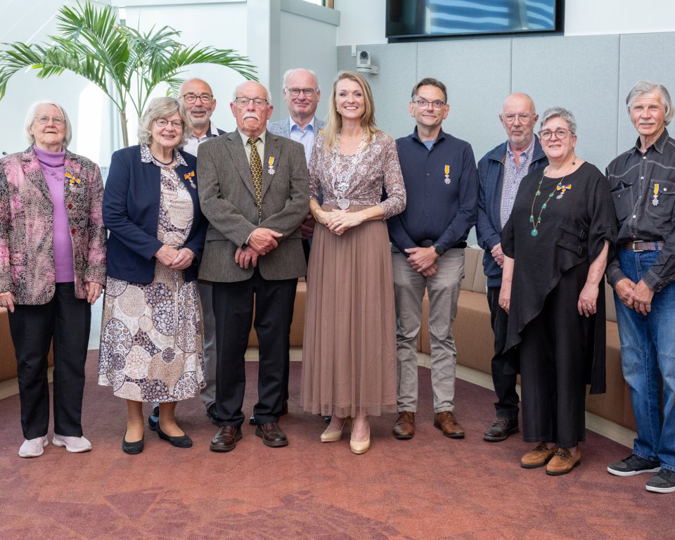 Burgemeester met alle gedecoreerden op 24 april 2026