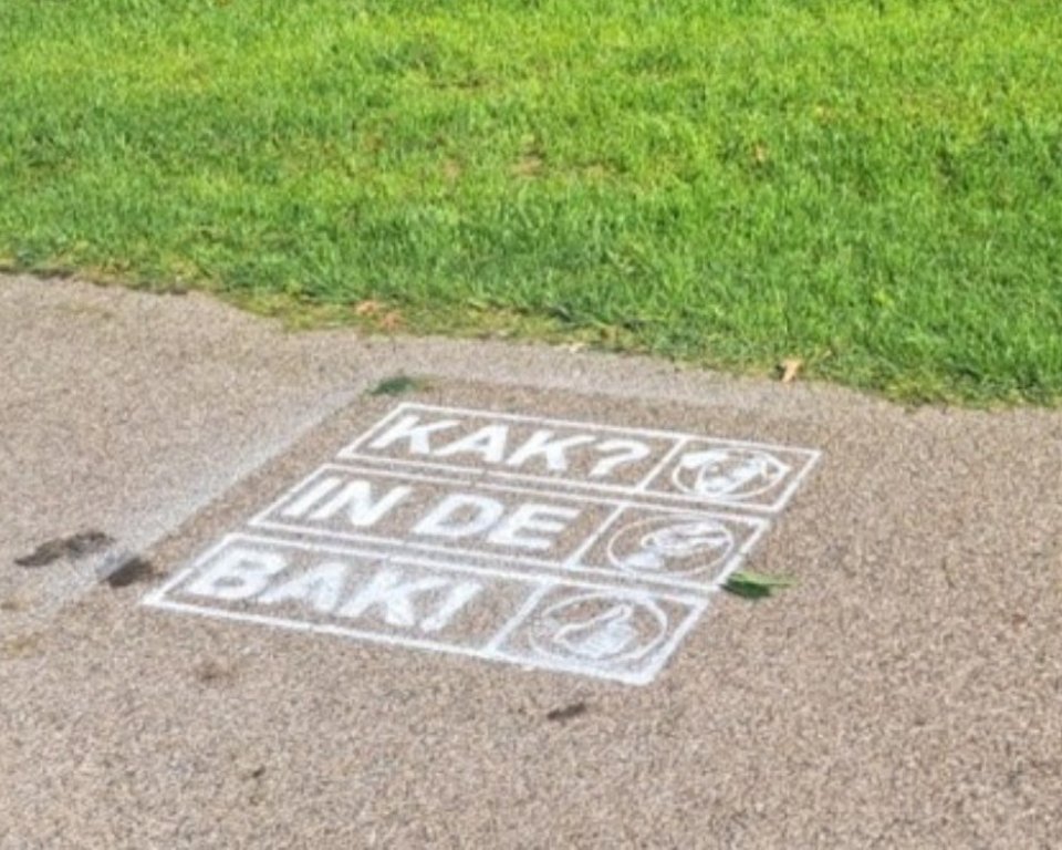 waarschuwing op stoep hondenpoep opruimen