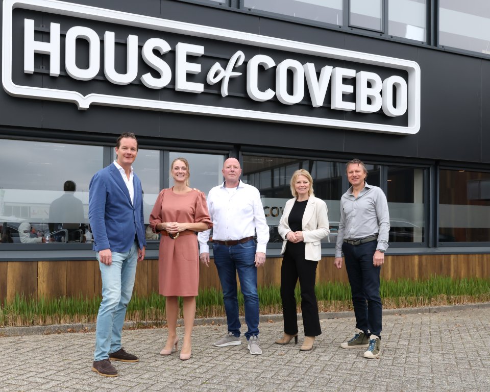Groepsfoto met de burgemeester van Nijkerk bij het bedrijf Covebo