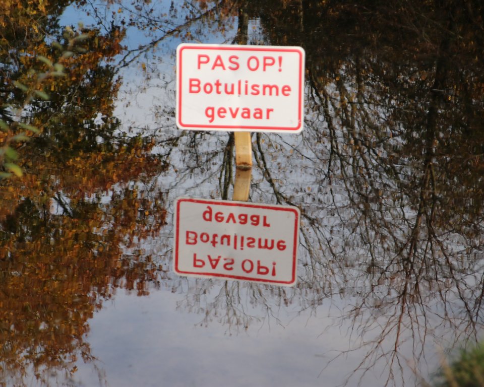 Waarschuwingsbord in water voor botulisme