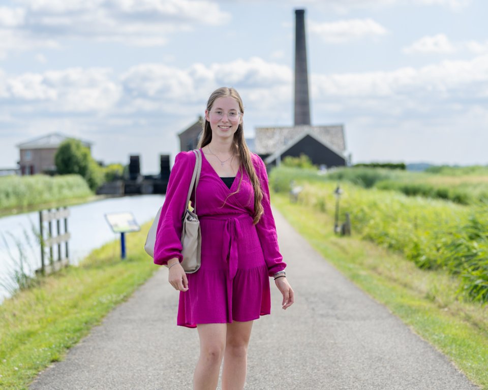 Foto van Jolanda bij het stoomgemaal van Nijkerk