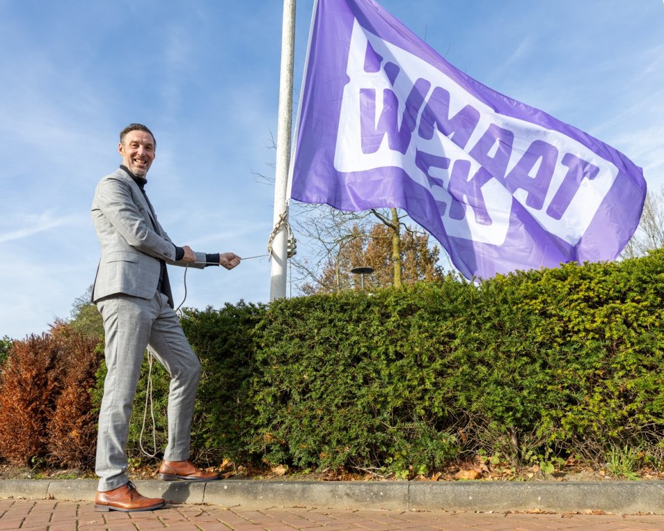 wethouder windhouwer hijst vlag klimaatweek bij gemeentehuis nijkerk