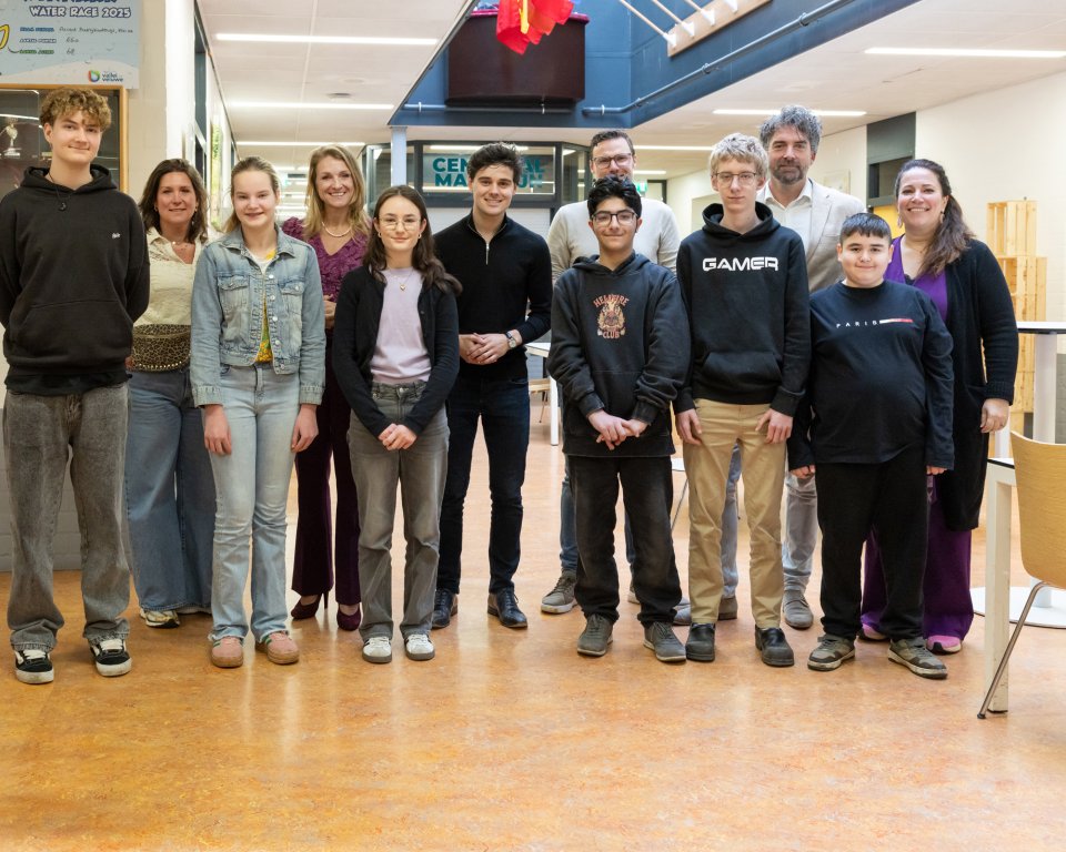 Leerlingen met burgemeester en fractievoorzitters