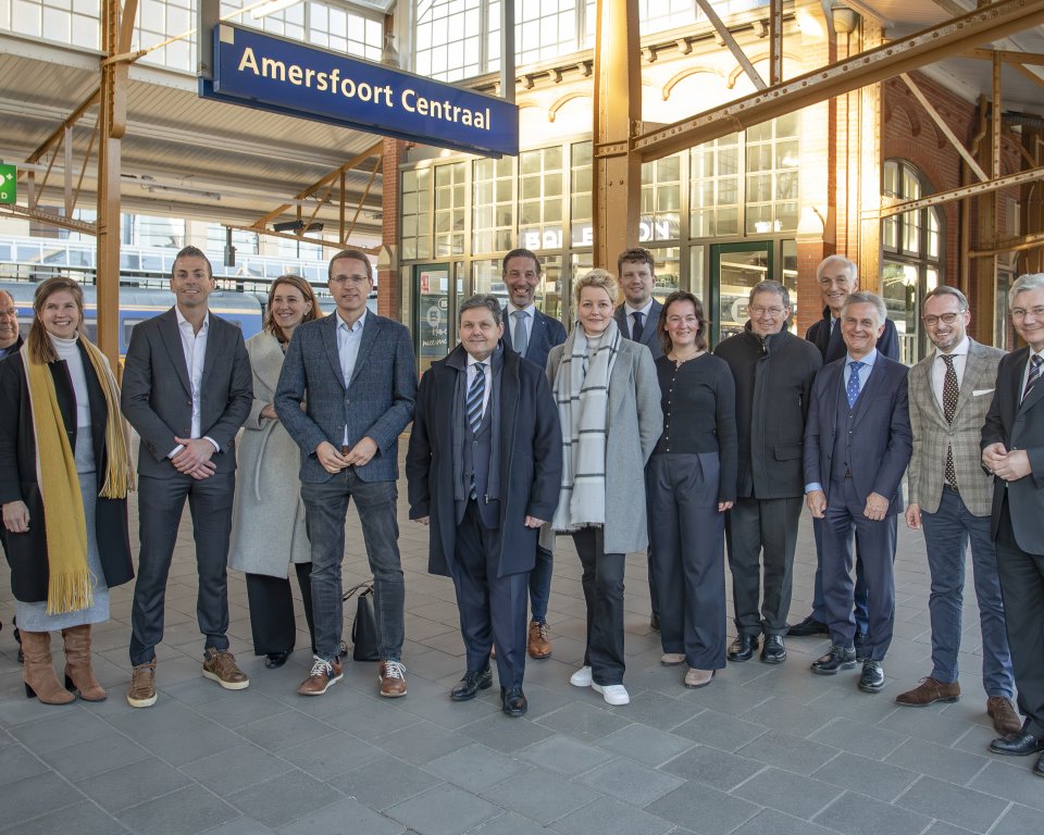 Een foto met mensen op station Amersfoort