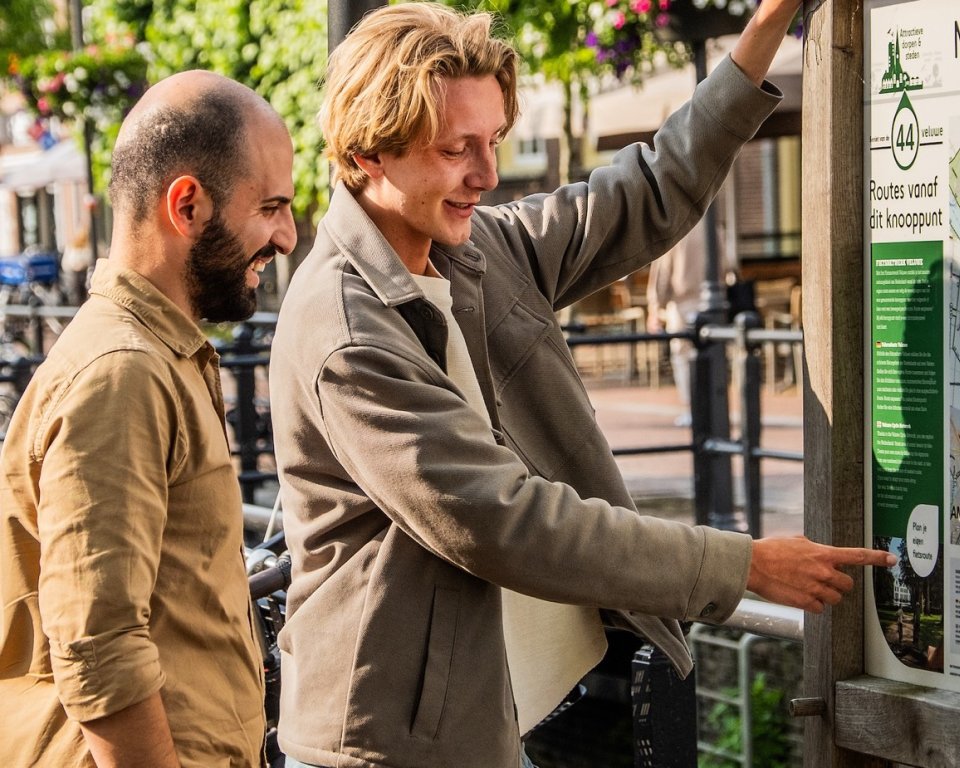 twee mensen zoeken op een kaart