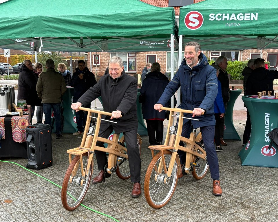 wethouder en gedeputeerde op fiets bij opening Vetkamp in Nijkerk